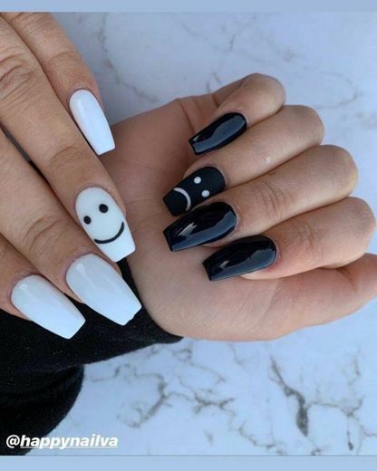 Unhas preto e branco 