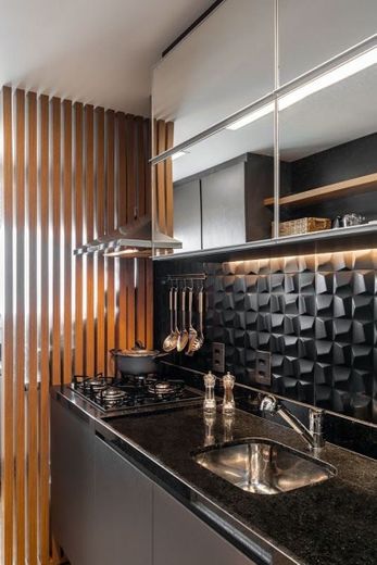 Cozinha preta com detalhe madeira