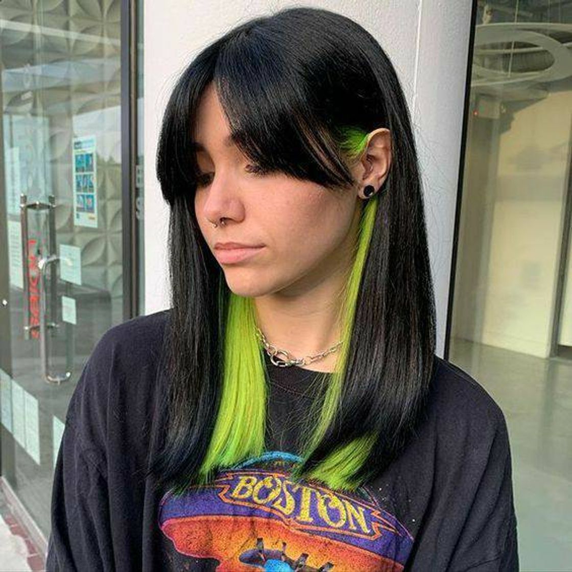 Moda Cabelo preto com mecha verde 