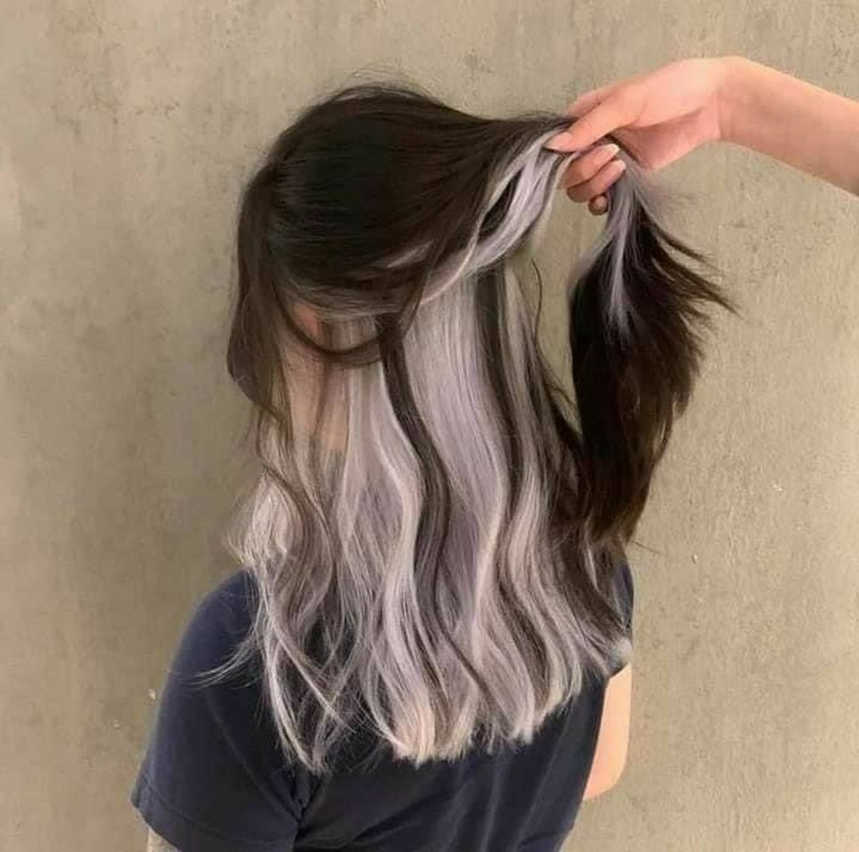 Moda Cabelo preto com mechas platinadas 