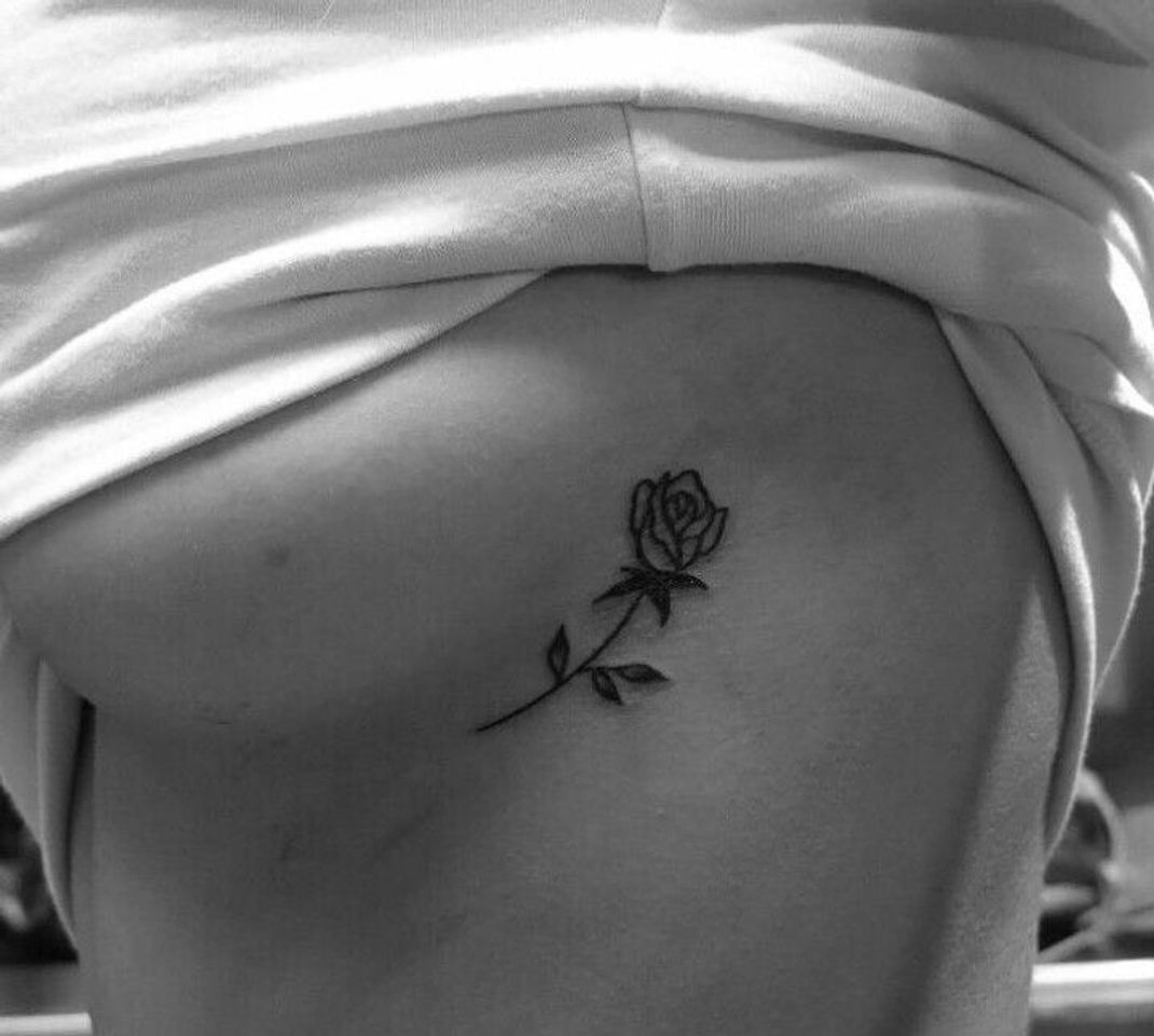 Tatuagem de Rosa na lateral do seio