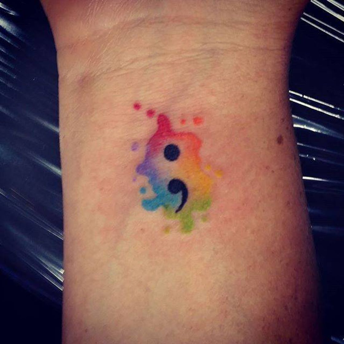 Fashion tatuagem ponto e vírgula em aquarela.