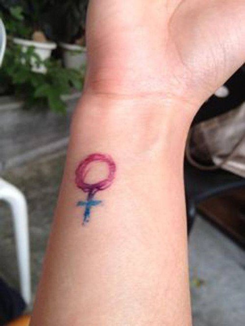 Fashion tatuagem feminista.