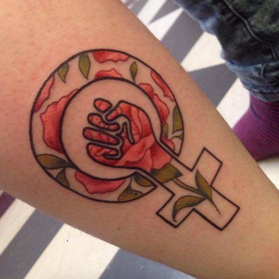 Moda tatuagem feminista e flores.