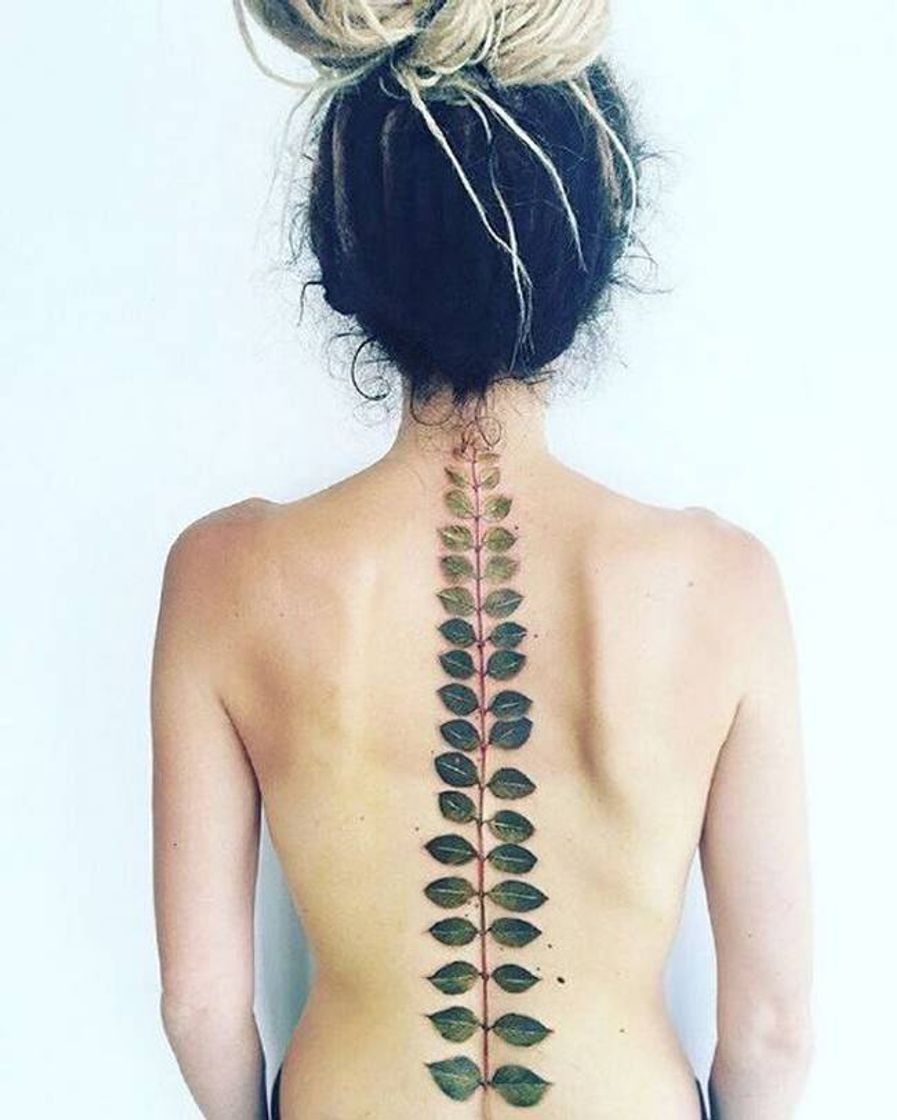 Fashion tatuagem plantas nas costas.