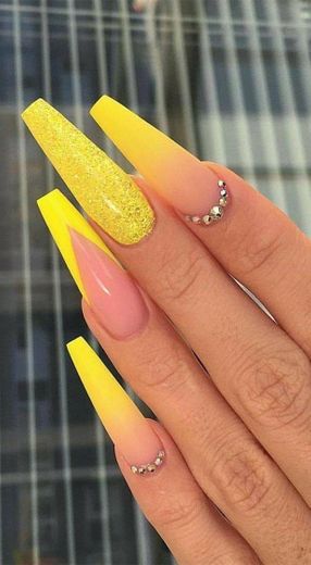 yellow nails 