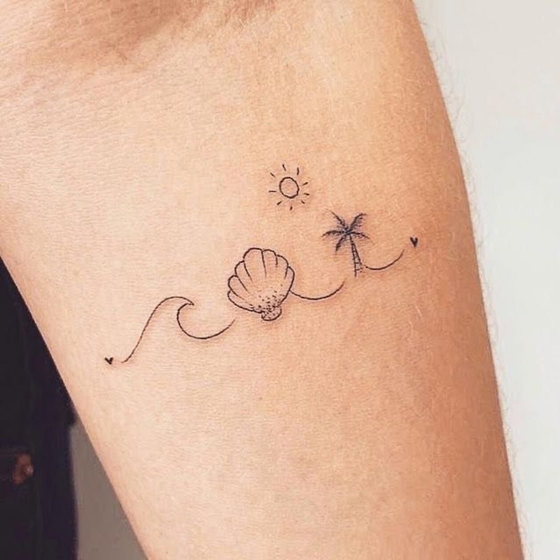 uma tatto bem vibes praiana e delicadinha... 🌊💙