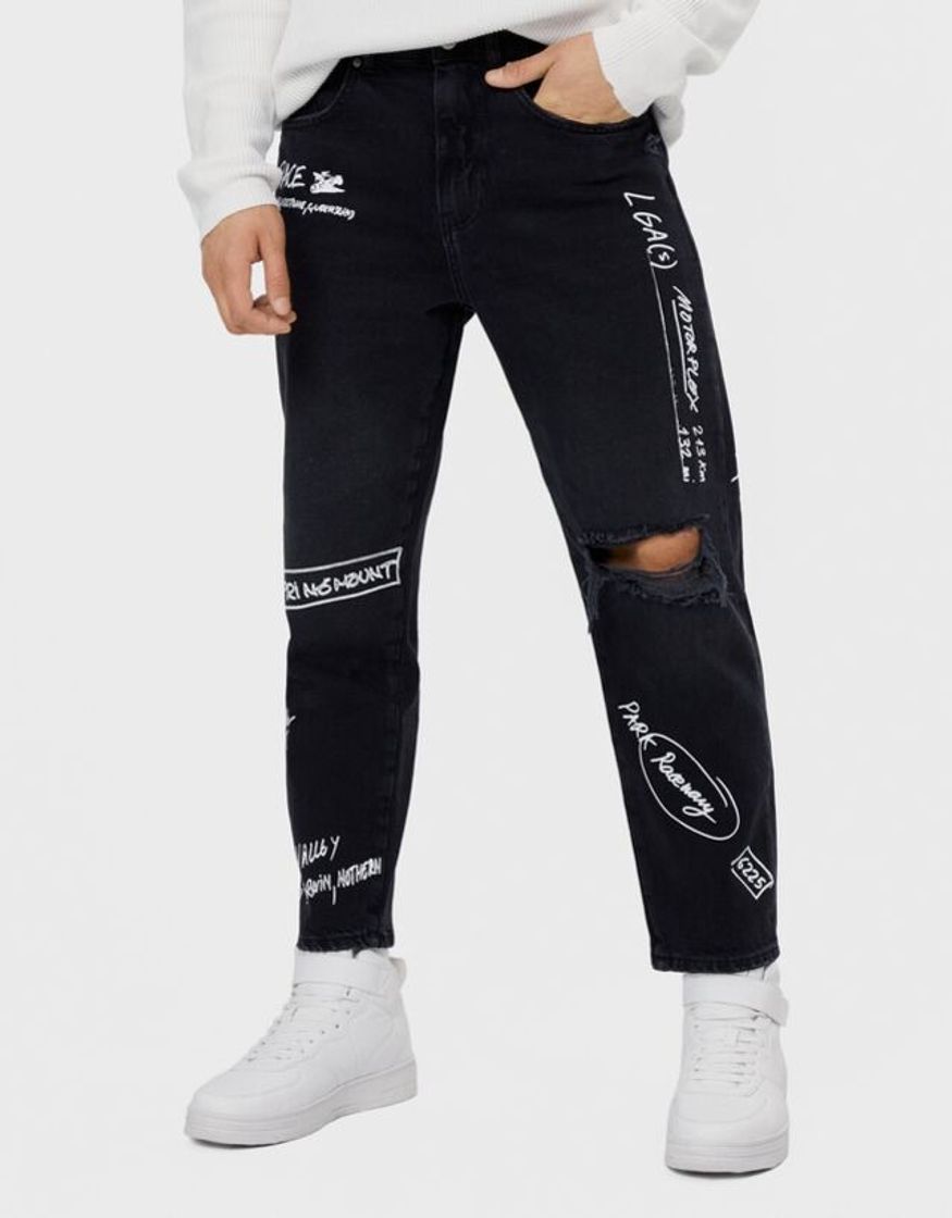 Moda Pantalones negros rotos con estampado blanco 