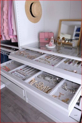 Organization of the dressing table