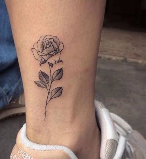 Tatuagem de uma rosa (pode ser feita em vários lugares)