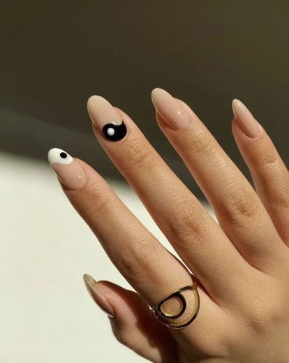 Yin yang nail art