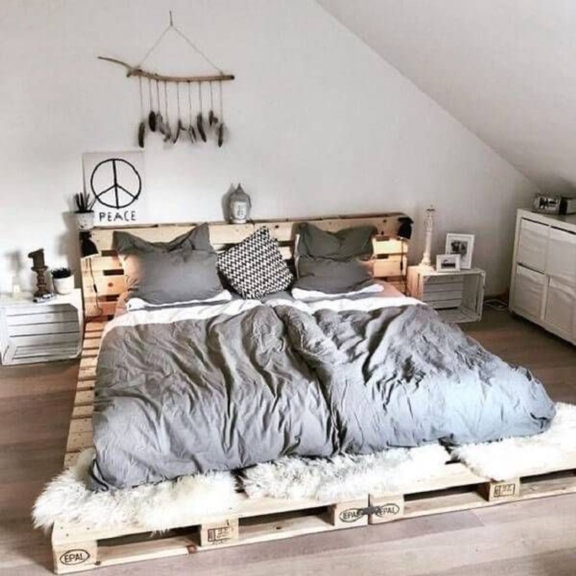 Fashion Ideia de decoração com cama pallet 