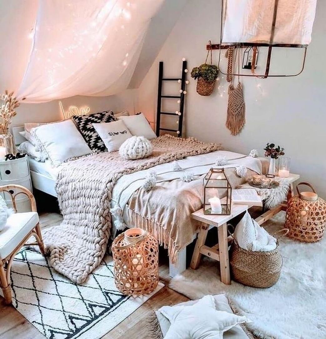 Moda Pink and white bedroom decoration idea  