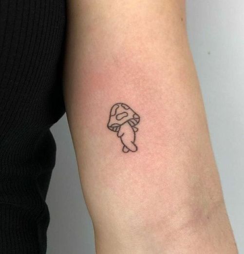 Tatuagem pequena de cogumelo 
