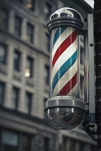 Você Sabe o Significado do Poste Colorido da Barbearia?