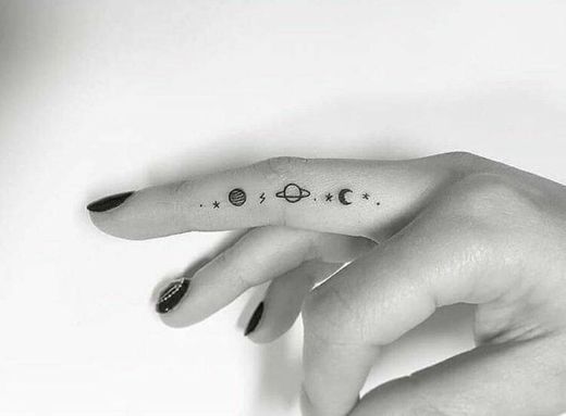 Tatto minimalista na mão