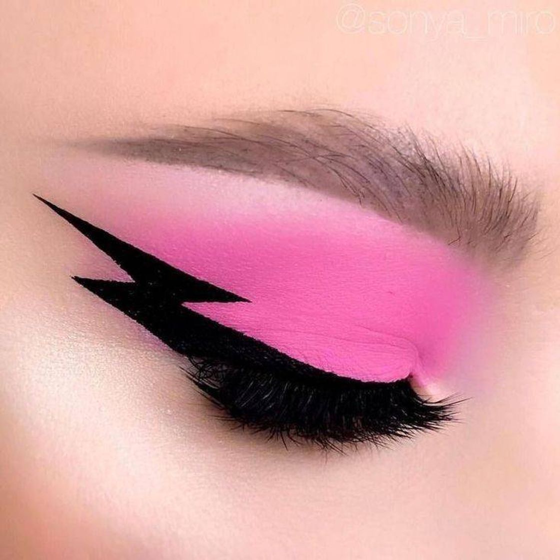 Moda make rosa neon com delineado gráfico 💗