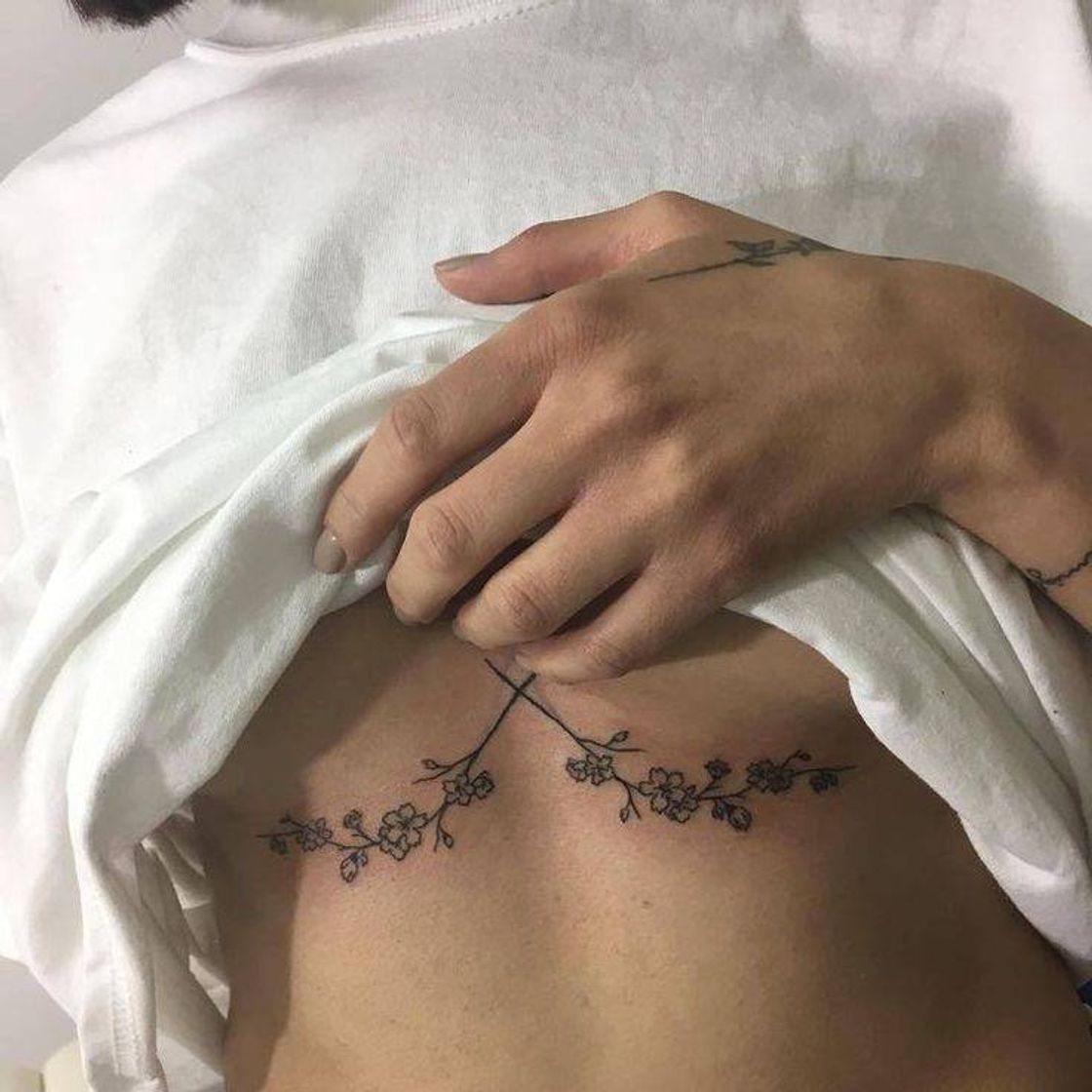 Fashion Tatuagem abaixo dos seios 😻 delicada🦋