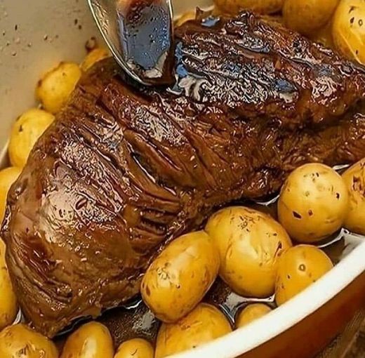 Carne assada com batatas de forno e molho.