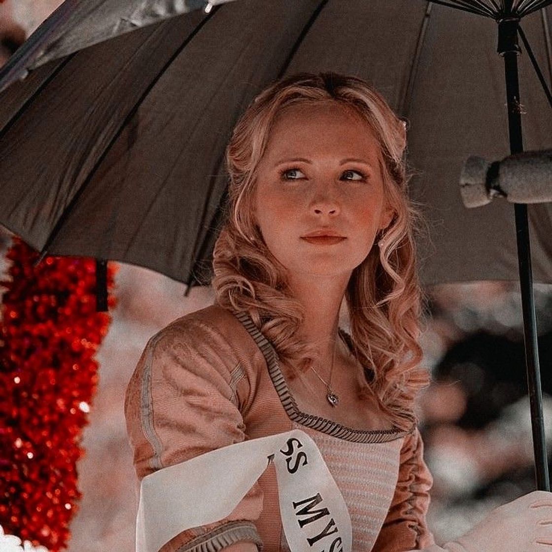 Moda Caroline Forbes 