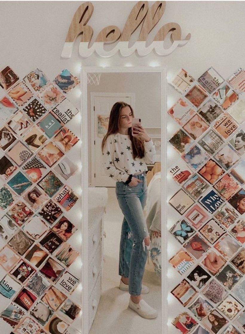 Decoração de quarto com espelho e fotos 