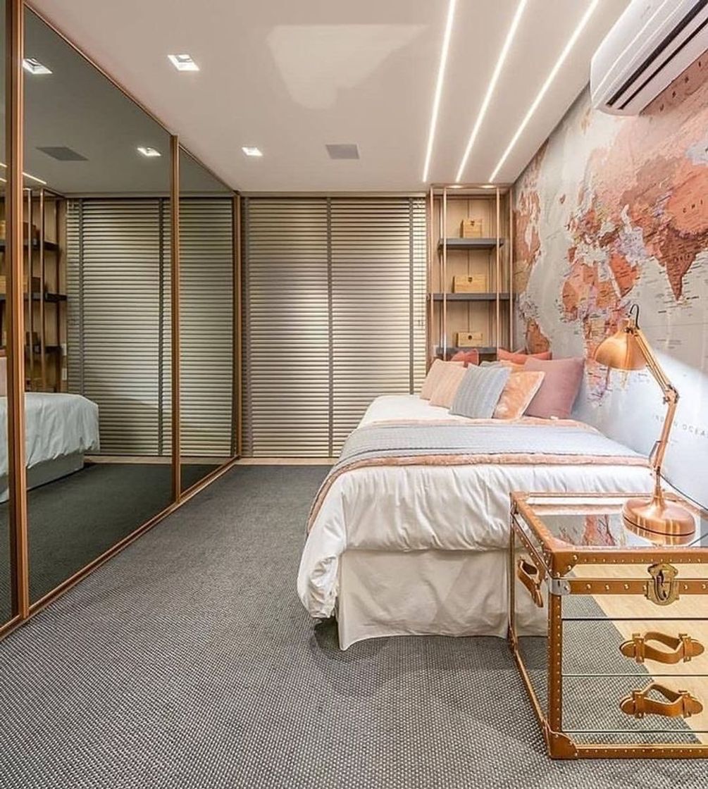 Decoração de quarto fofo com mapa mundi em tom rosa 