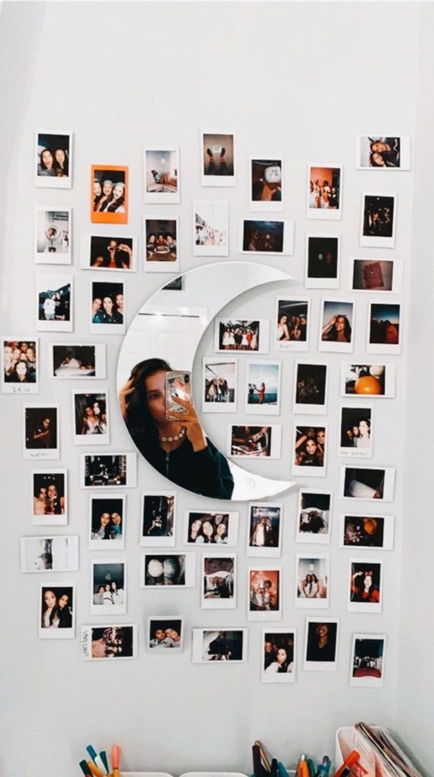 Decoração de quarto com fotos e um espelho de lua 