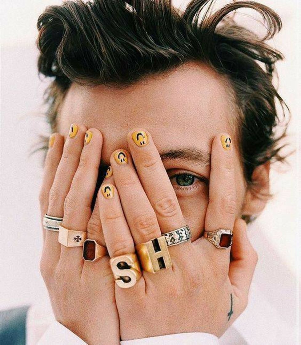 Moda Aaaaaa o Harry de unhas pintadas ! Xonei kkk😍