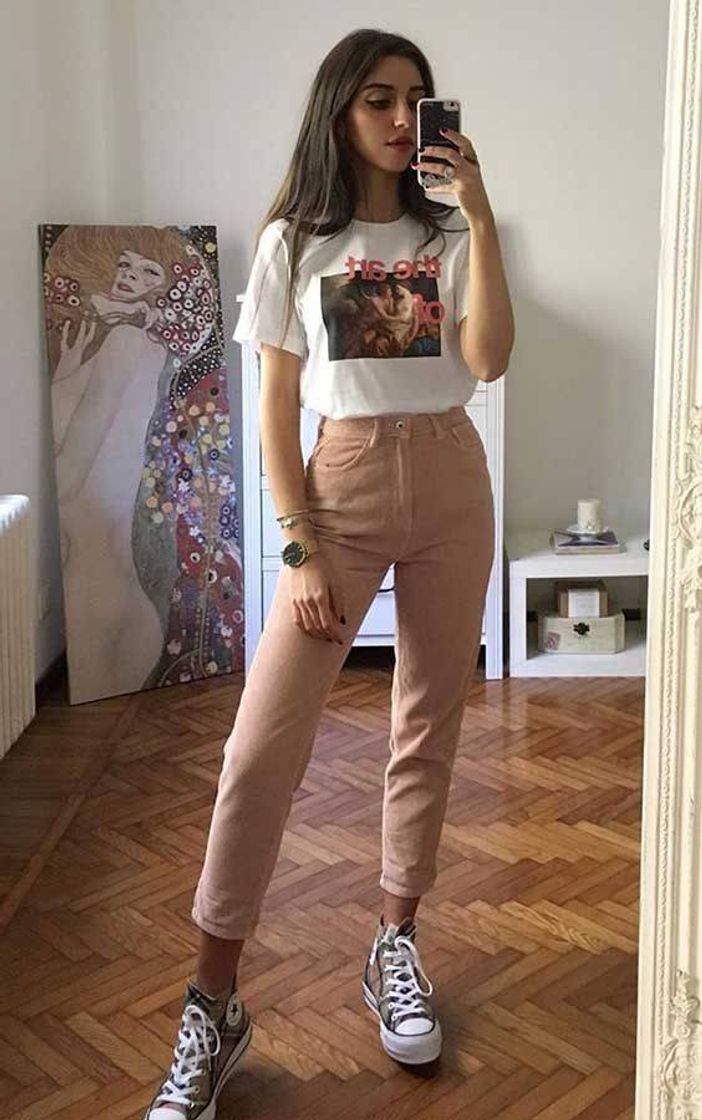 Fashion Calça marrom , blusa branca estampada e um all star 