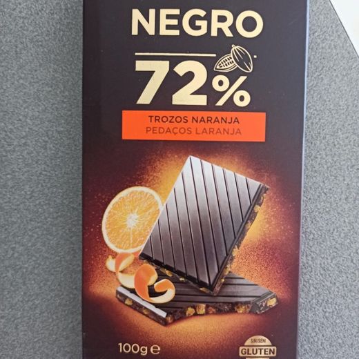 Chocolate negro 72 por ciento con trozos de naranja, sin gluten.