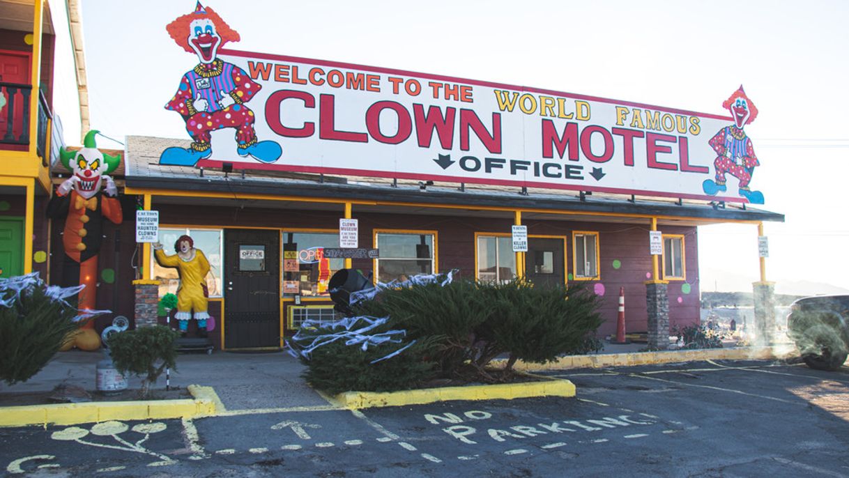 Lugar World Famous The Clown Motel