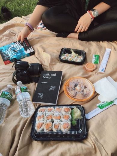 Sushi picnic date 🍣🧺☀️
