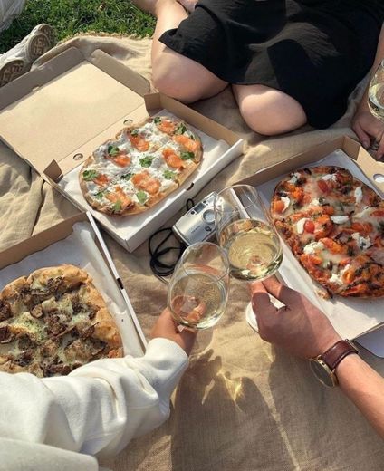Pizza picnic date 🍕🧺