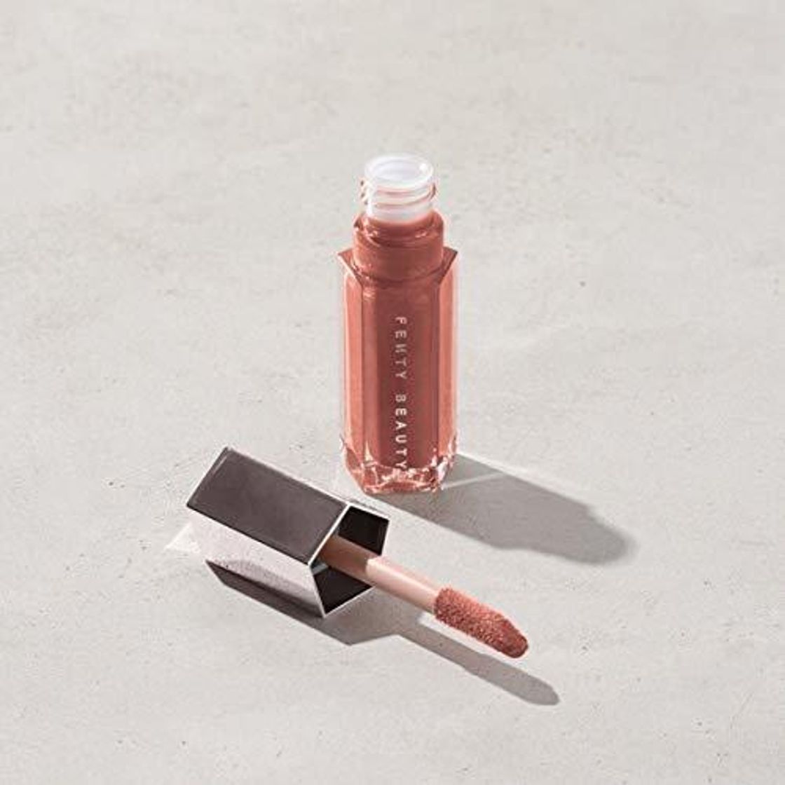 Social Iluminador de labios universal Gloss Bomb de Fenty Beauty by Rihanna