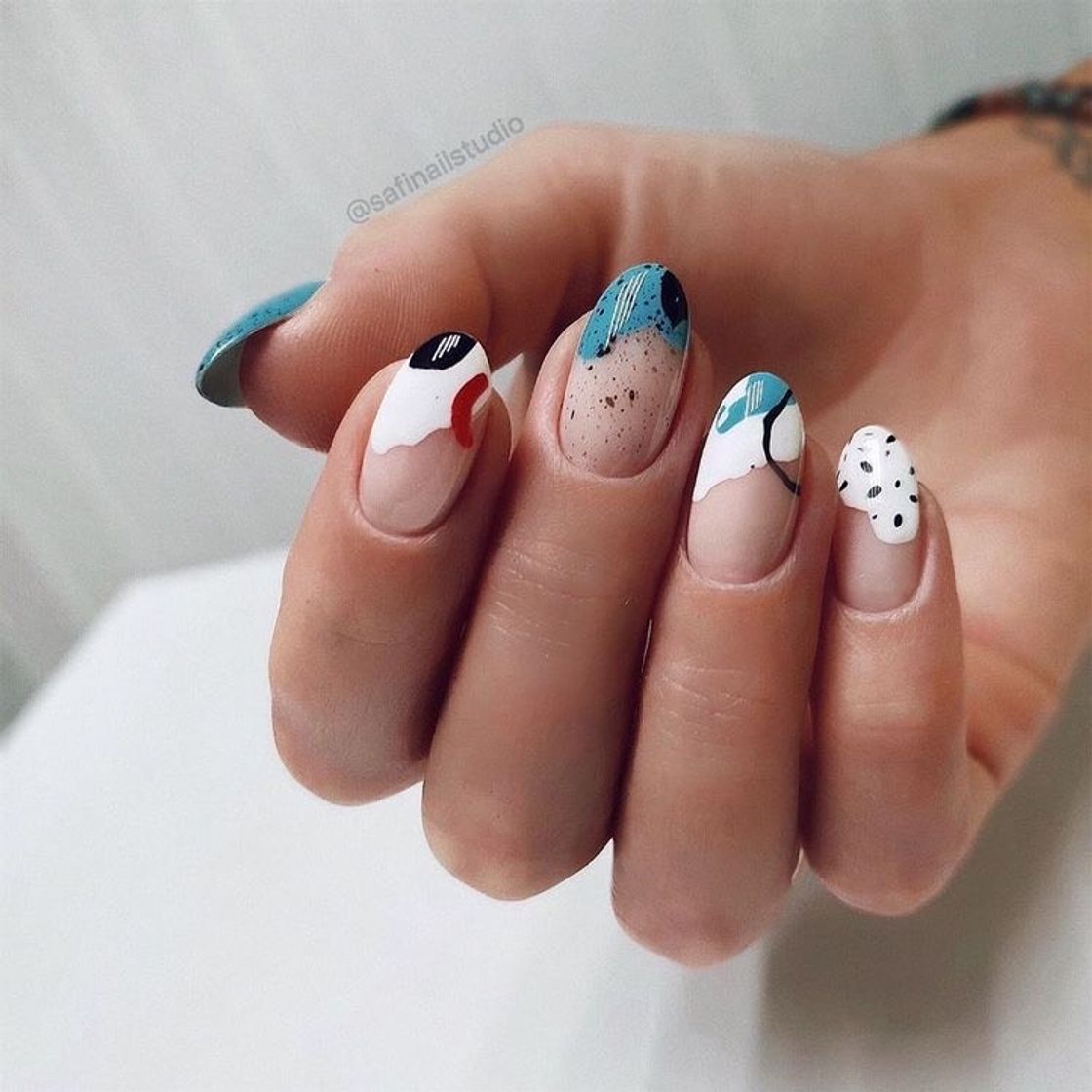 Moda Unhas abstratas, azuis e brancas 💙