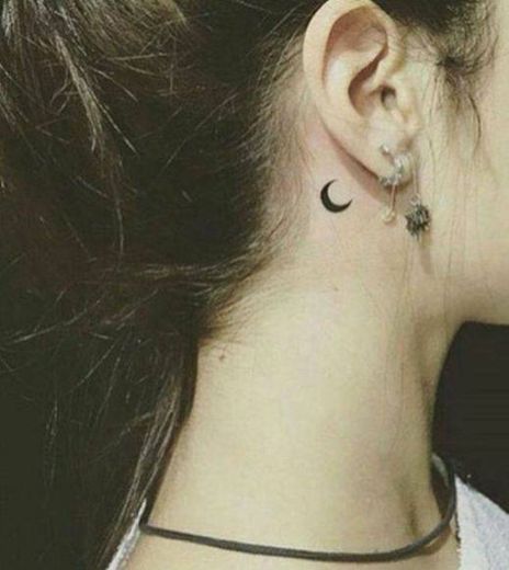 Tatuagem de lua na orelha