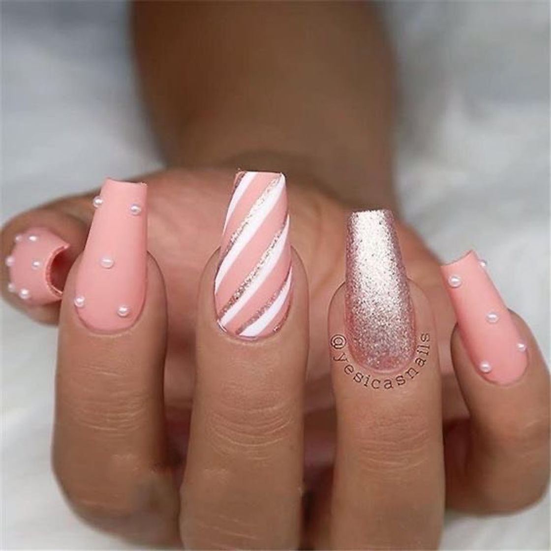 unhas rosadas 