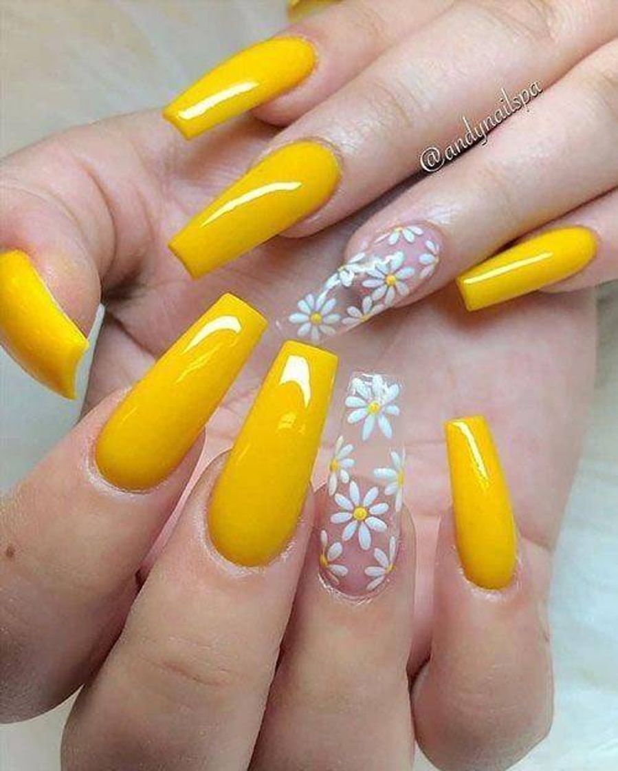 Fashion Unhas na cor amarela com detalhes de florzinha