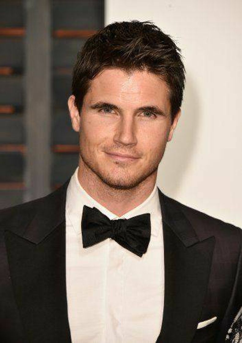 Fashion Robbie Amell