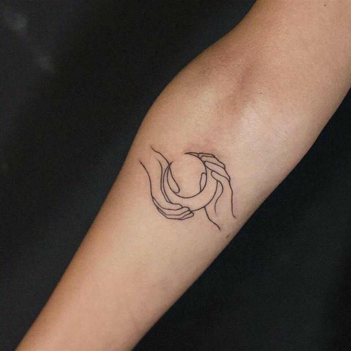 Social • tatuagem lua nas mãos •