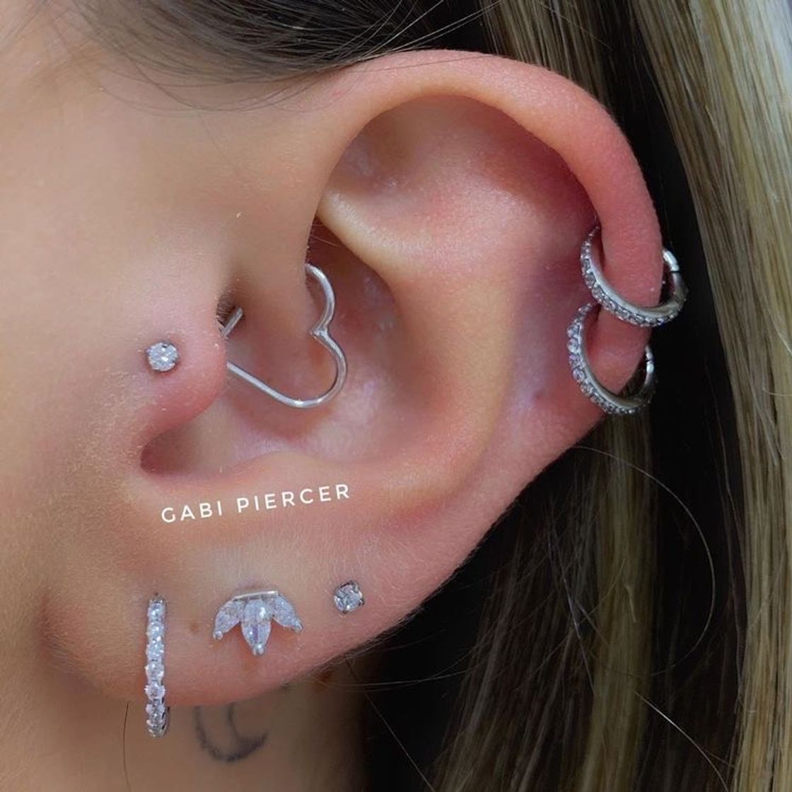 Fashion piercing na orelha por Gabi Piercer 💉