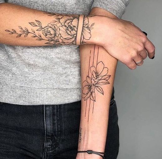 Tattoo feminina floral 