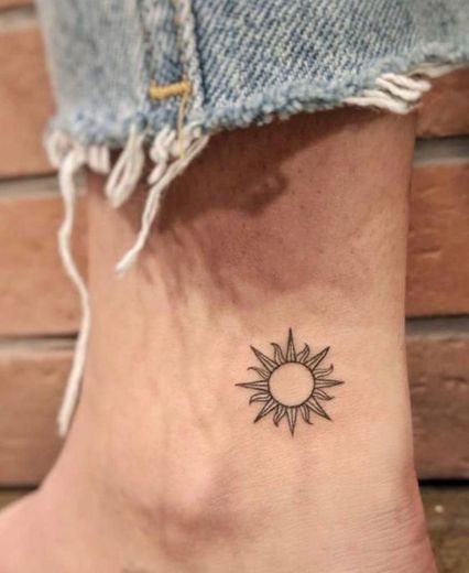 Tattoo sol delicada ✨