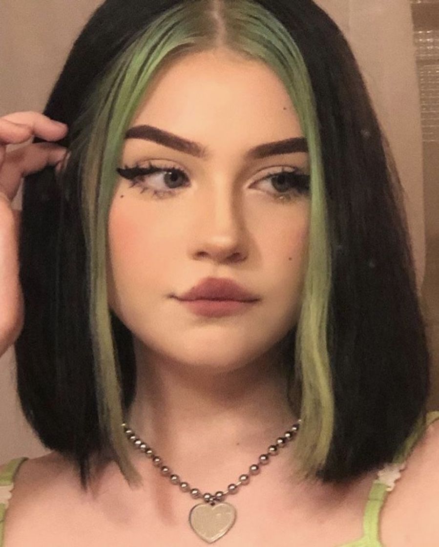 Moda Cabelo com mecha verde 