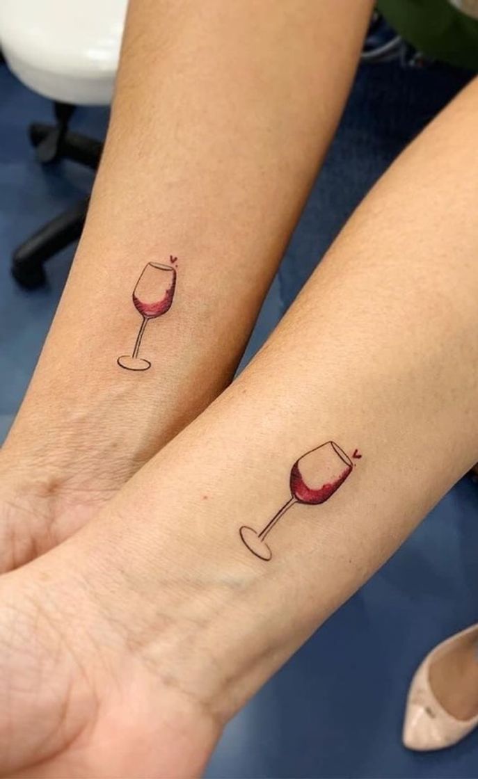 Moda Tatuagem duplinha de duas taças de vinho. 