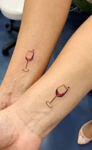 Tatuagem duplinha de duas taças de vinho. 