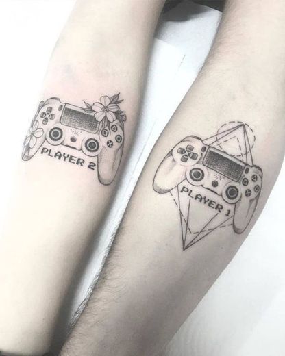 Tatuagem duplinha de controles, player 1 e player 2.