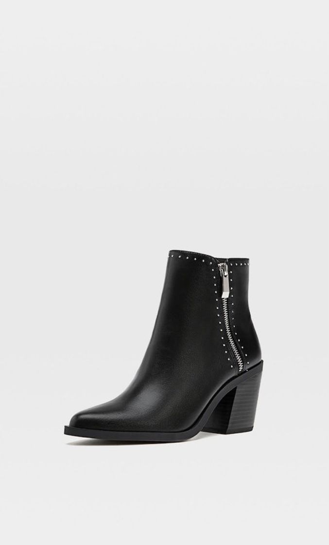 Botins de tacão com tachas pretos
