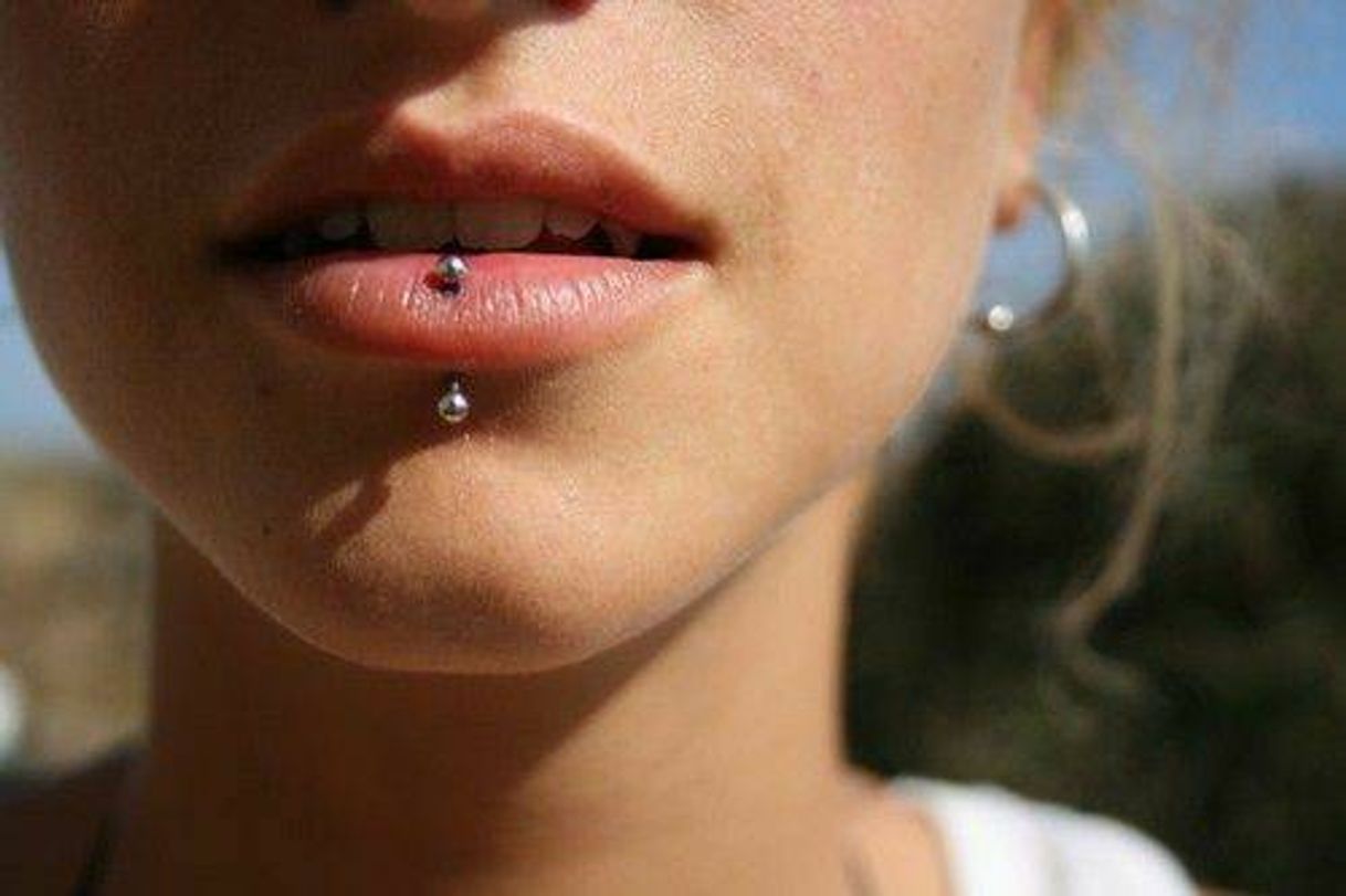 Piercing vertical labret