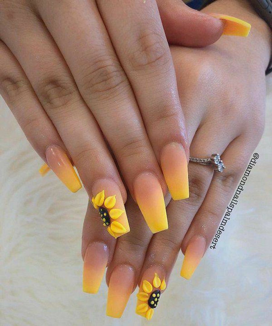 Moda nails yellow